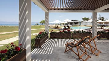 Deluxe double suite with direct sea view | Terrace/patio