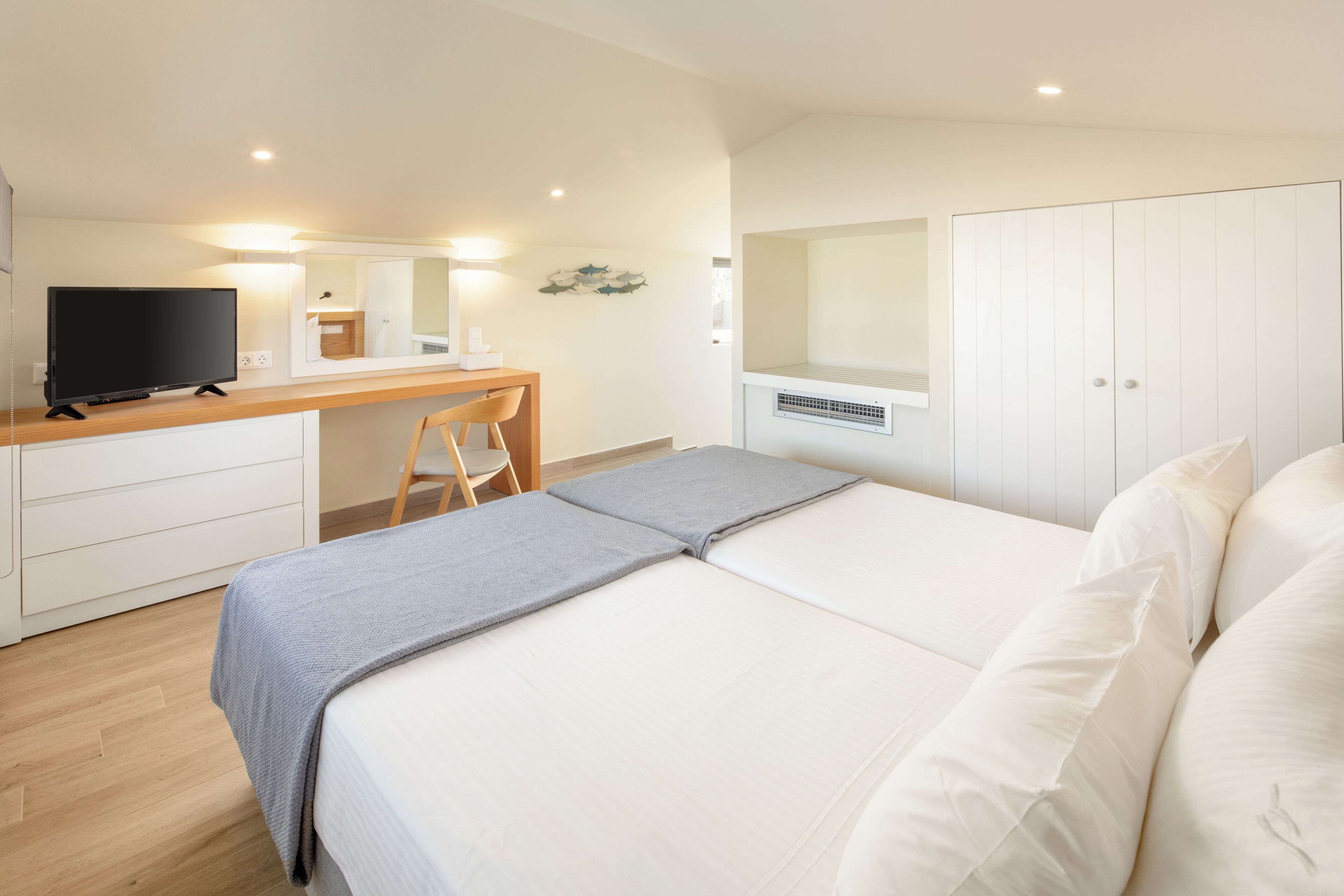 Premium Suite with direct sea view | 客房內保險箱、遮光布/窗簾、隔音、熨斗/熨衣板
