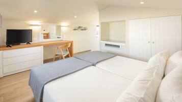 Premium Suite with direct sea view | In-room safe, blackout drapes, soundproofing, iron/ironing board