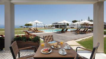 Deluxe double suite with direct sea view | Speisen im Freien