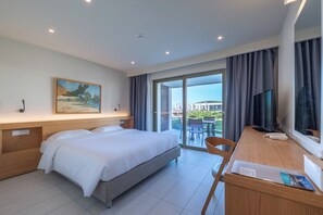 Deluxe double suite with direct access to the pool and side sea view