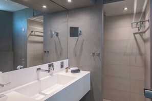 Double suite with balcony, with sea view | Bathroom | Free toiletries, hair dryer, towels, soap - Thalassa Suites Corfu (Corfu)