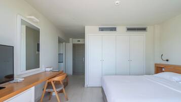 Deluxe double suite with direct sea view | Peti besi dalam bilik, langsir/tirai gelap terus, kalis bunyi