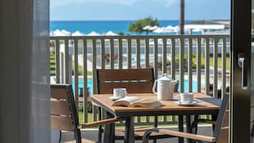 Double suite with balcony, with sea view | Buiten dineren