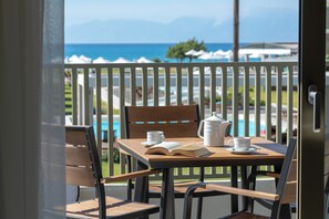 Double suite with balcony, with sea view | Outdoor dining - Thalassa Suites Corfu (Corfu)