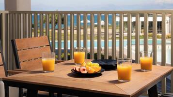 Premium Suite with direct sea view | Tempat makan luar
