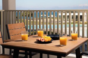 Premium Suite with direct sea view | Restauration extérieure
