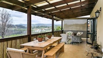 Deluxe suite, balkon, uitzicht op bergen | Buiten dineren