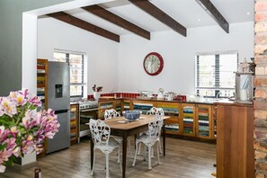 Deluxe Suite, Balcony, Mountain View | Private kitchen - Narnia Luxury Self Catering Guest House (Knysna)