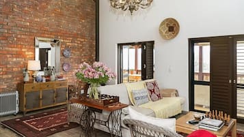 Suíte luxo, sacada, vista para a montanha | Área de estar