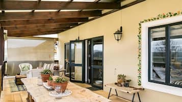 Deluxe Suite, Balcony, Mountain View | Outdoor dining