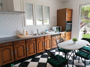 Private kitchen - GRANDE VILLA PROCHE MER WIFI PARKING (Agde)