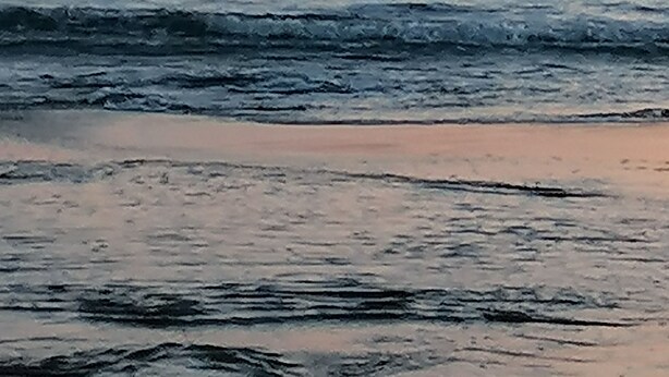A sailboat on the ocean with waves approaching the shore. - GRANDE VILLA PROCHE MER WIFI PARKING (Agde)