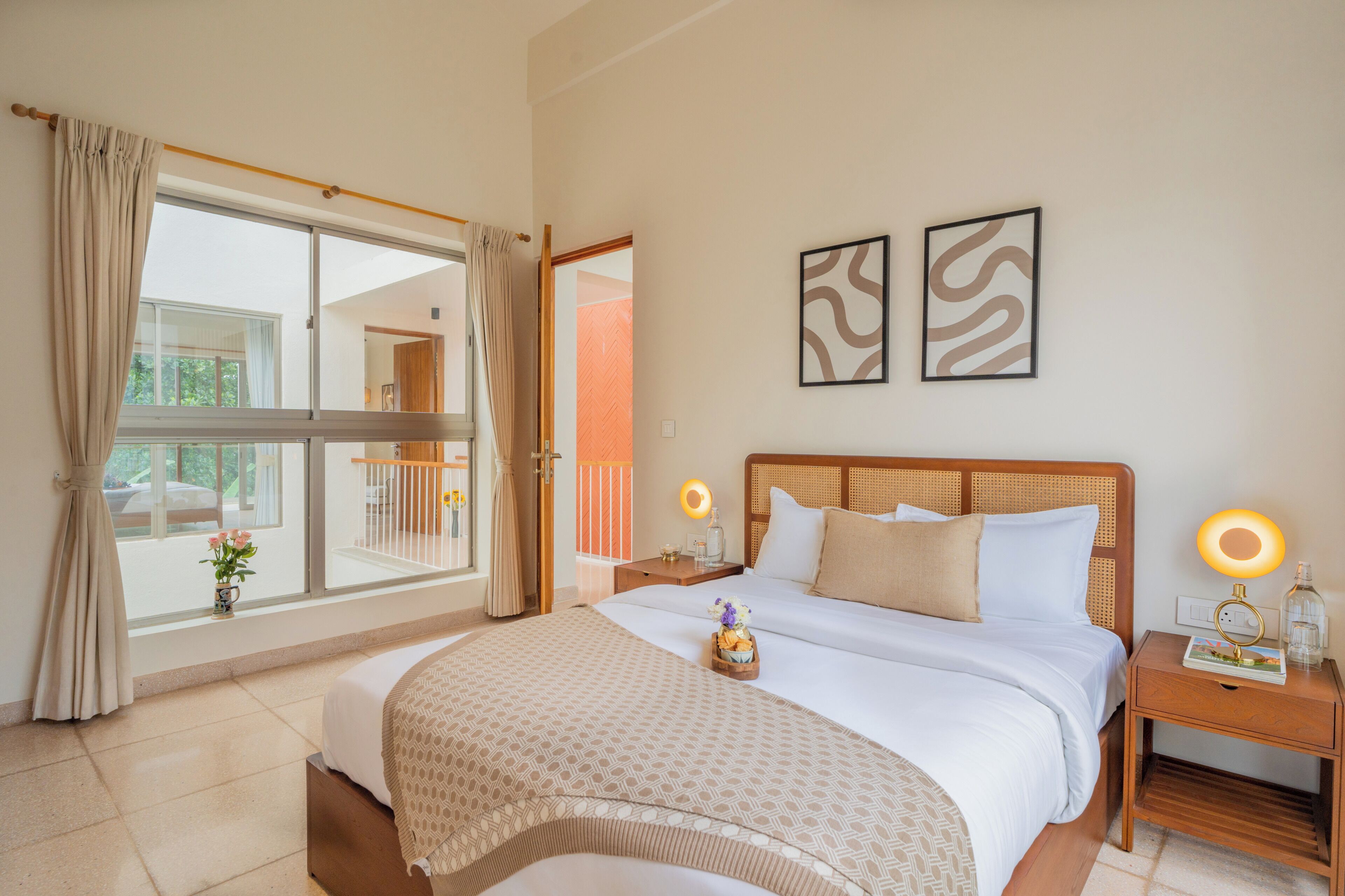 فيلا فاخرة - بشرفة - بمنظر للمسبح