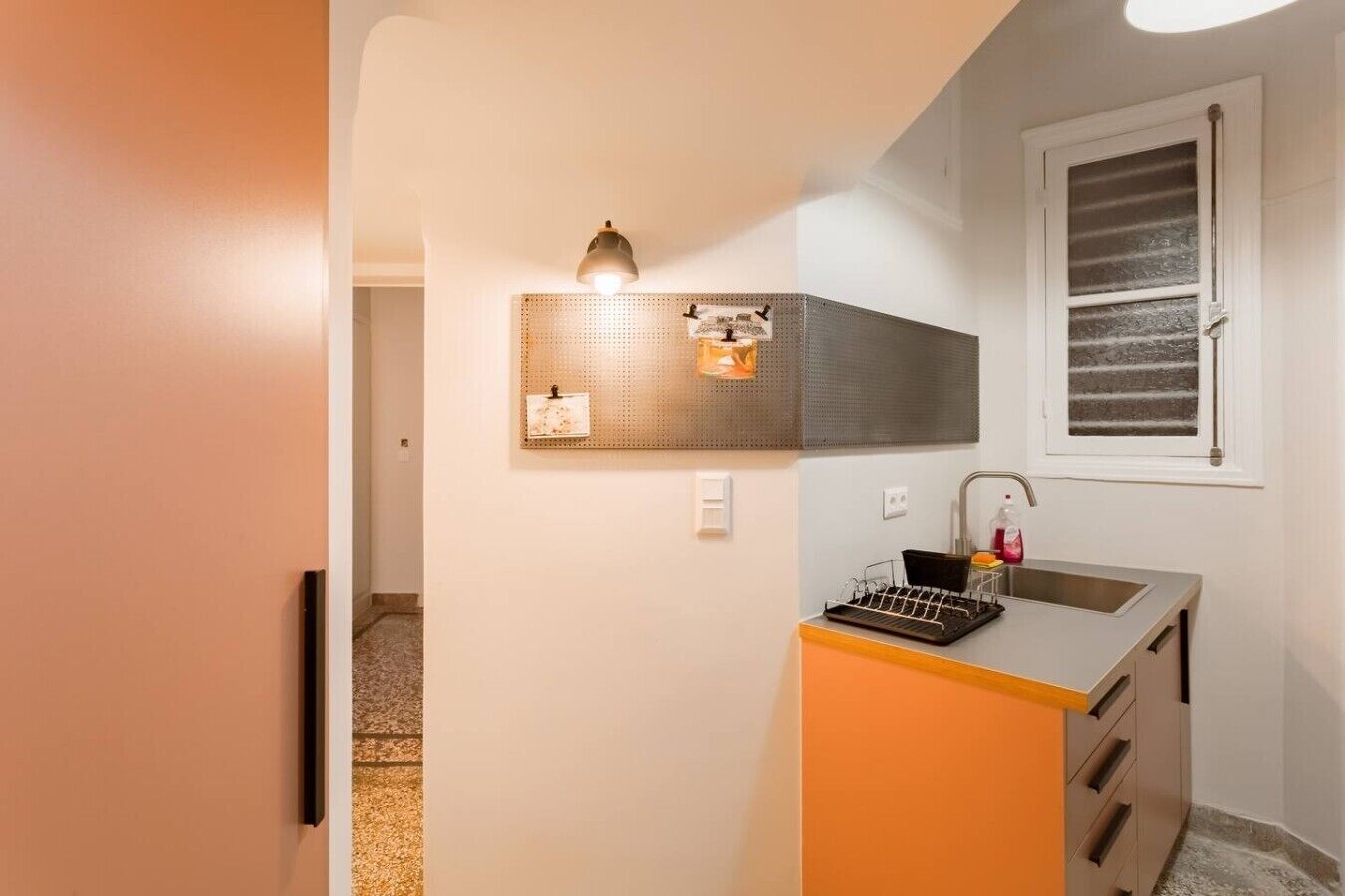 Coffee/tea maker, fridge, oven, stovetop