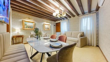 Appartement Deluxe, vue cour intérieure | Restauration