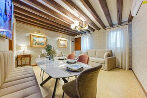 Apartamento Deluxe, vistas al patio | Restauración