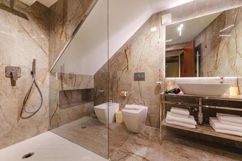 Deluxe Apartment, Courtyard View | Bathroom | Free toiletries, hair dryer, bidet, towels