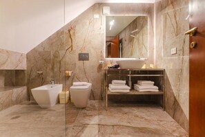 Deluxe Apartment, Courtyard View | Bathroom | Free toiletries, hair dryer, bidet, towels - Venice Royal Residence - Train Station (Venice)