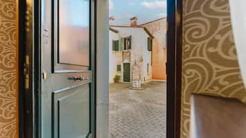 Appartement Deluxe, vue cour intérieure | Vue de la chambre