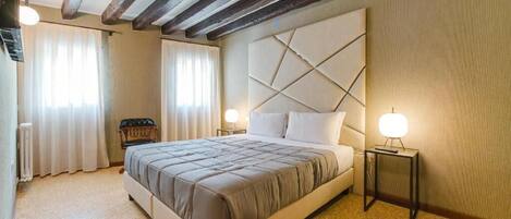 Deluxe Apartment, Courtyard View