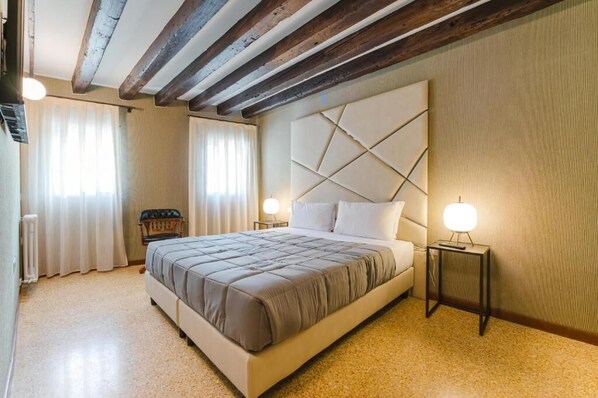 Deluxe Apartment, Courtyard View - Venice Royal Residence - Train Station (Venice)