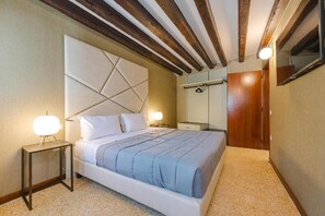 Deluxe Apartment, Courtyard View | Desk, soundproofing - Venice Royal Residence - Train Station (Venice)
