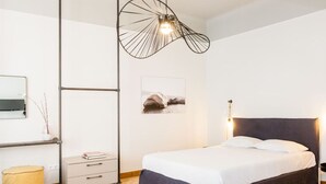 Een bureau, een strijkplank/strijkijzer, wifi, beddengoed