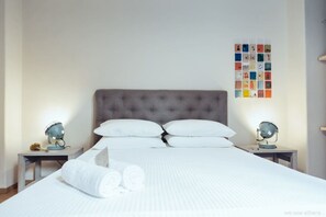 Tabla de planchar con plancha, cuna de viaje, wifi y ropa de cama 