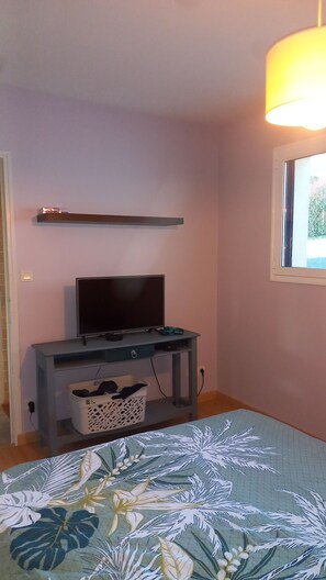 4 bedrooms, iron/ironing board, WiFi, bed sheets - Au Vallon Fleuri (Montreuil-sous-Pérouse)