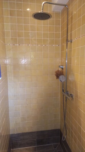 Dusj, hårføner, håndklær og såpe