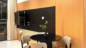 Family Apartment, Air conditioning, City View | Dining