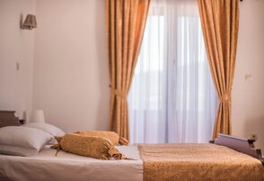 Quarto triplo, sacada, vista para o mar | Cofres nos quartos, cortinas blackout, ferros/tábuas de passar roupa