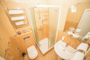 Quarto triplo, sacada, vista para o mar | Banheiro | Chuveiro/banheira combinados, secador de cabelo, toalhas de banho 