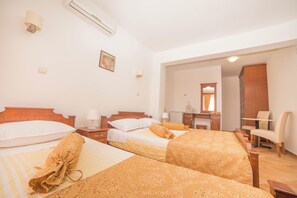 Triple Room, Balcony, Sea View - Hotel Fiammanti (Đenovići)