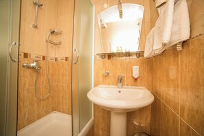 Double Room, Non Smoking | Bathroom | Combined shower/tub, hair dryer, towels, soap - Hotel Fiammanti (Đenovići)
