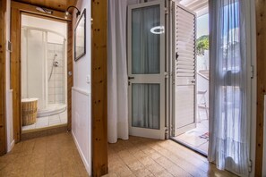 Shower, bidet, towels - GuestHost - A comfortable and welcoming 45 square meters apartment, perfect for two people, located on the lower ground floor of a building without an elevator.The property is ideally located, just a 4-minute walk from the beach: our guests can enjoy the (Golfo Aranci)