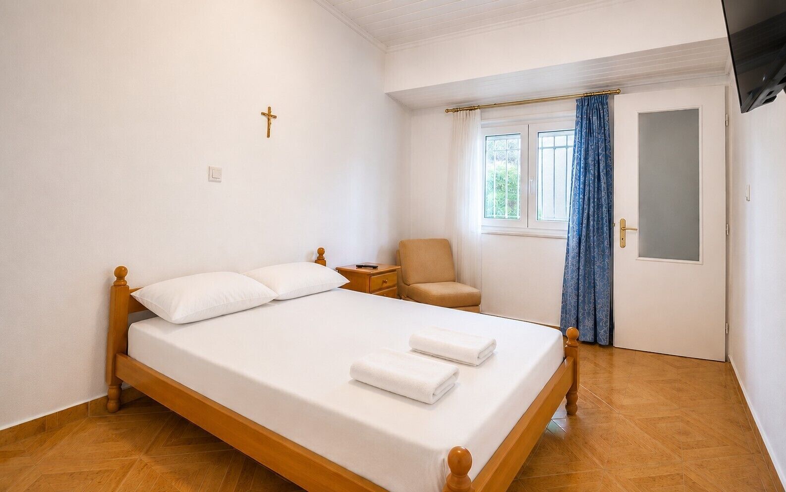 1 habitación, tabla de planchar con plancha y ropa de cama 