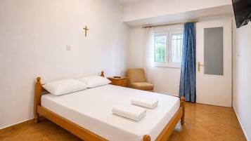 1 habitación, tabla de planchar con plancha y ropa de cama