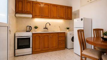 Kühlschrank, Ofen, Herdplatte, Wasserkocher
