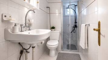Shower, towels