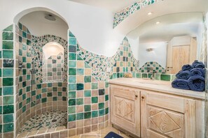 Shower, bidet, towels, shampoo