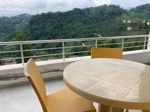 Outdoor dining - Hayrat apart (hayrat)