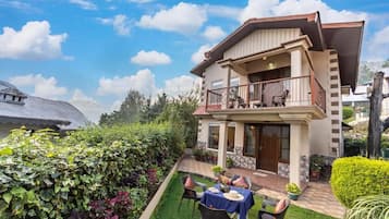 Standard Villa, Balcony, Garden View | Outdoor dining