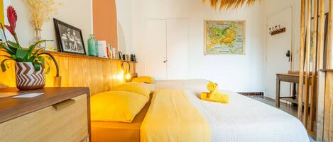 Un dormitorio con una cama, una mesita de noche y un mapa en la pared.
