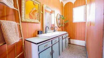 Comfort Shared Dormitory | Bathroom