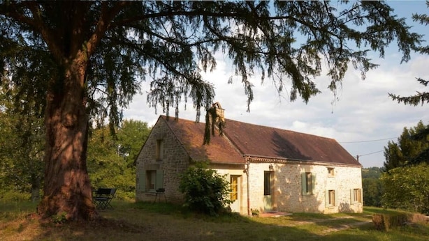A stone house with a sloped roof, surrounded by trees and grass. - Les Bardilles*Country house*3km from Sarlat (Sarlat-la-Canéda)