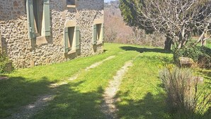 A stone building with a gravel path leading to it, surrounded by grass and trees. - Les Bardilles*Country house*3km from Sarlat (Sarlat-la-Canéda)