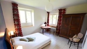A bedroom with a bed, a desk, a chair, a wardrobe, and a window. - Les Bardilles*Country house*3km from Sarlat (Sarlat-la-Canéda)