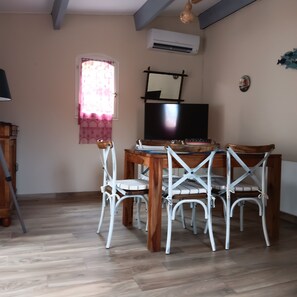 Dining - Air-conditioned fisherman's cottage. Seaside (Saint-Cyprien)